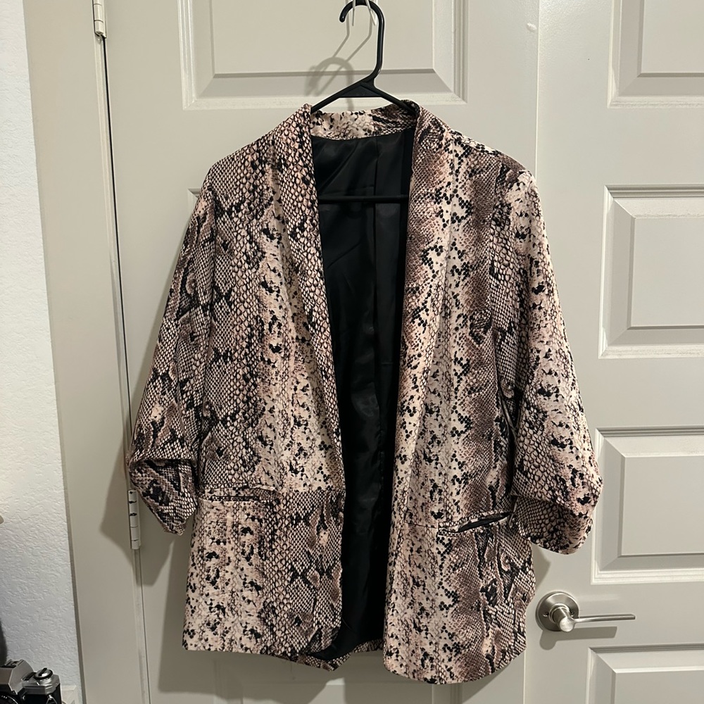 Animal print blazer with scrunched sleeves, great condition